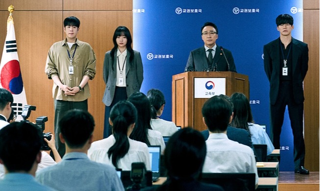 Phim truyền hình Bài học đáng đời của Netflix gây sốt toàn cầu