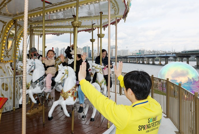 Vòng quay ngựa gỗ bên sông Hàn