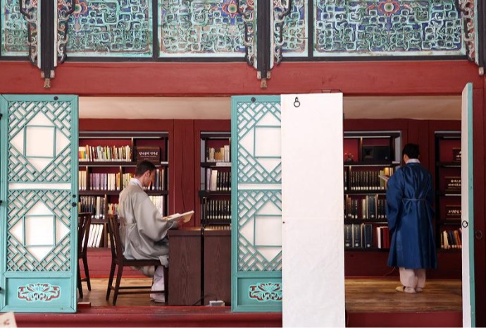 Đọc sách tại Thư phòng của vua