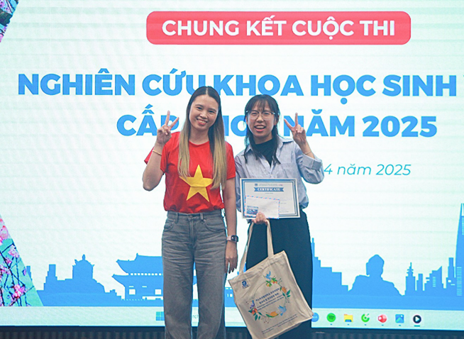 Trò chuyện với sinh viên đạt giải Nhất cuộc thi Nghiên cứu khoa học sinh viên Khoa NN&VH Hàn Quốc của trường ULIS