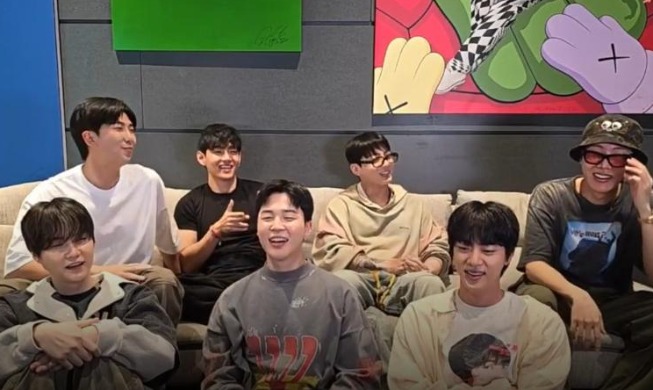 BTS tái hợp đội hình đầy đủ 7 thành viên, hứa tung album mới vào năm sau