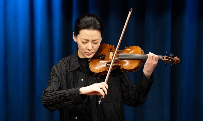Clara-Jumi Kang tái ngộ khán giả Hàn Quốc với giai điệu violin ngân lên giữa mùa xuân
