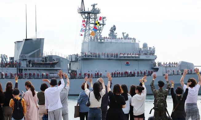 Tàu khu trục Yang Manchun đi tới Vịnh Aden