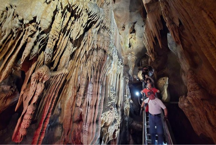 Du khách tìm đến động Gosu (Danyang) để tránh nóng