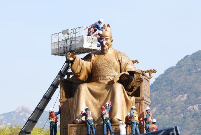 Vệ sinh tượng đồng của vua Sejong Đại đế