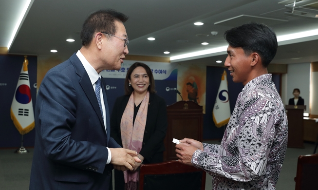 Hàn Quốc cấp visa dài hạn cho ba “anh hùng cứu hỏa” đến từ Indonesia