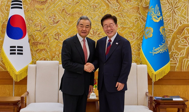 Tổng thống Lee Jae Myung tiếp Bộ trưởng Ngoại giao Trung Quốc Vương Nghị - Thảo luận quan hệ Hàn-Trung và tình hình Bán đảo Triều Tiên