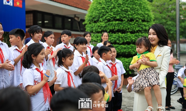 “Chắp cánh ước mơ cho những em nhỏ đến trường”