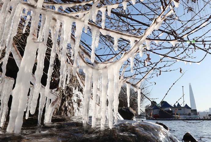 Sông Hàn với những cột băng trong suốt