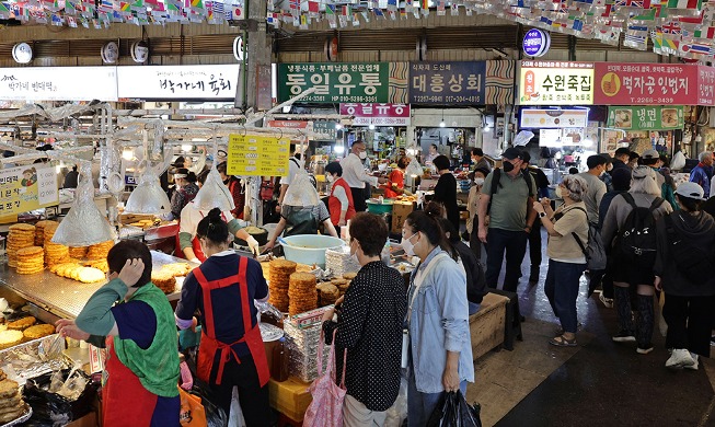 Chợ truyền thống Gwangjang đông khách trước ngày lễ Chuseok