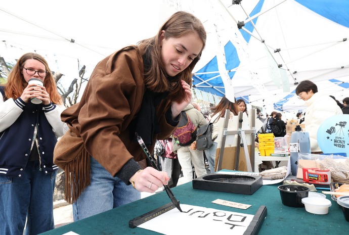 Học kỳ mới bắt đầu trong không khí háo hức và mùi mực bút nghiên trên sân trường