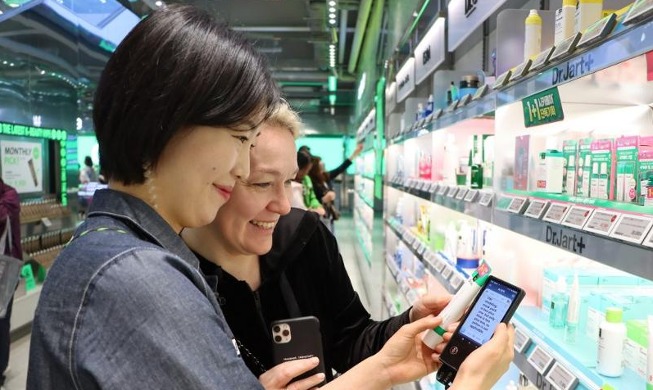 Hàn Quốc áp dụng dịch vụ “thông dịch bằng AI” tại các cửa hàng mua sắm