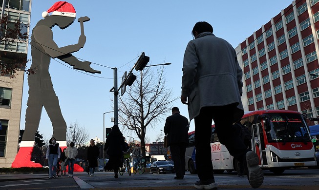 Tác phẩm “Hammering Man” biến hình thành ông già Noel