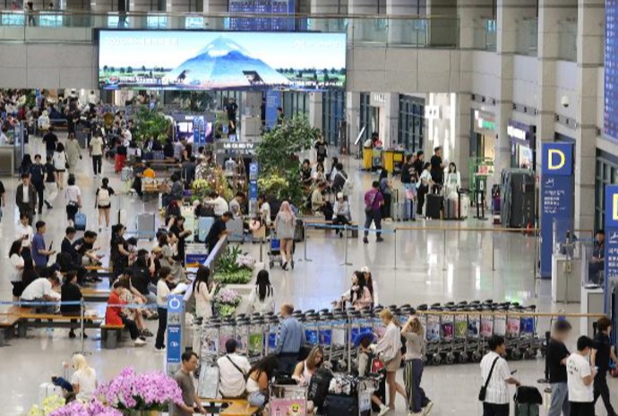 Sân bay Incheon tấp nập hành khách