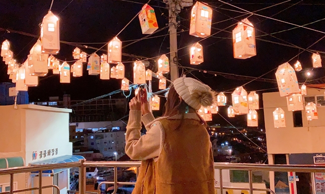 Lễ hội đèn lồng tại Làng văn hóa Gamcheon, Busan thắp sáng hi vọng phục hồi cuộc sống hậu Covid-19