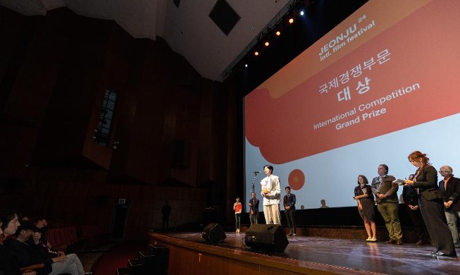 Liên hoan phim Quốc tế Jeonju 2024 tiết lộ poster chính thức