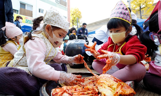 Các trẻ em thử làm Kimchi cải thảo giòn ngon