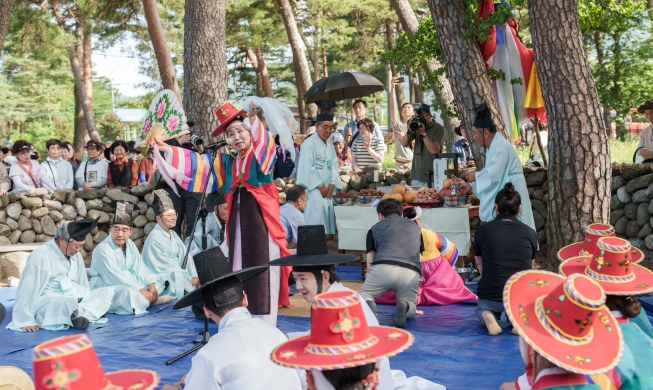 Lễ hội Đoan Ngọ Gangneung nghìn năm tuổi khai mạc, ngập tràn hoạt động chữa lành và vui chơi