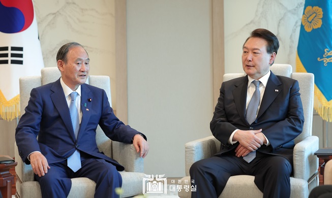 Tổng thống Hàn Quốc gặp gỡ cựu Thủ tướng Nhật Bản, nhất trí thúc đẩy quan hệ song phương