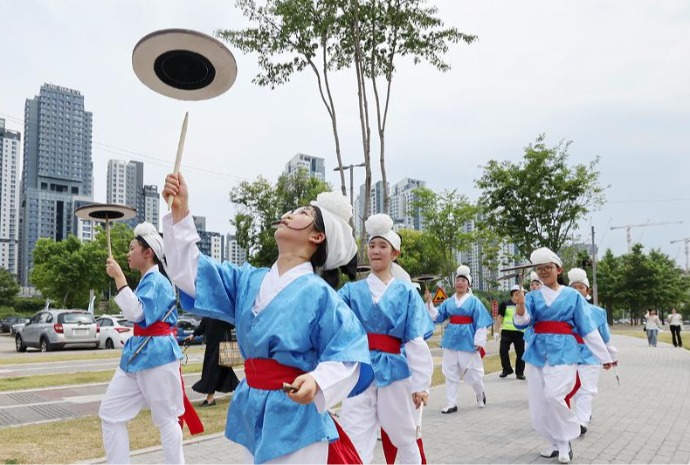 Nét đẹp truyền thống qua tay các bạn trẻ