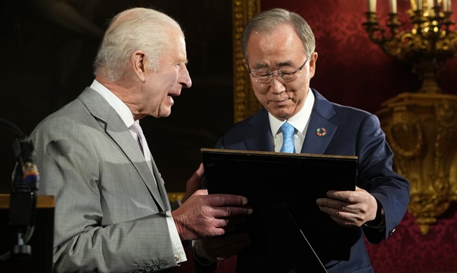 Cựu Tổng thư ký LHQ Ban Ki-moon nhận giải thưởng từ Vua Charles III