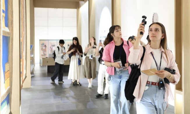[Ủy ban UNESCO họp tại Busan] ① Gian trưng bày Di sản Hàn Quốc thu hút đông đảo khách...