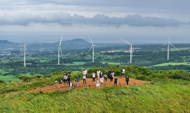 Đứng trên núi lửa hình nón ngắm nhìn phong cảnh Jeju