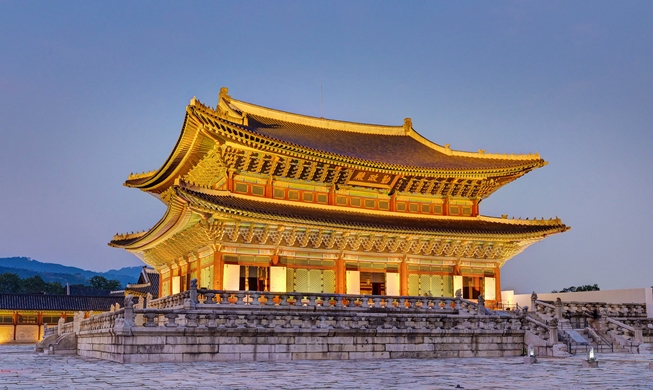 Thưởng thức cảnh đêm cung điện Gyeongbokgung