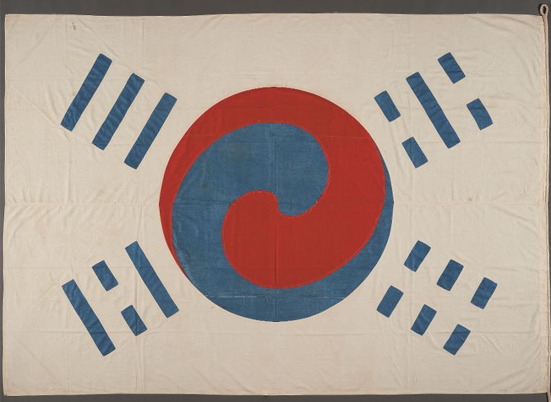 Quốc kỳ Hàn Quốc: Hãy xem bức ảnh này để cảm nhận vẻ đẹp và sự tự hào của quốc kỳ Hàn Quốc. Được chế tác tỉ mỉ với những đường nét tinh tế, quốc kỳ này mang trong mình ý nghĩa sâu sắc về tinh thần độc lập và chủ quyền của dân tộc Hàn Quốc. Hãy cùng nhìn nhận lại giá trị của quốc kỳ này và tôn vinh sự cố gắng của các nhà thiết kế đã tạo nên nó.