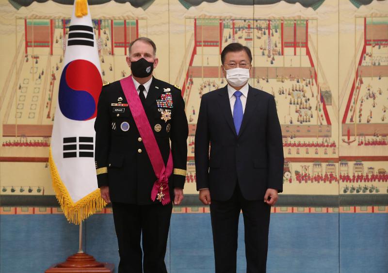 20210702_Moon awards outgoing USFK chief