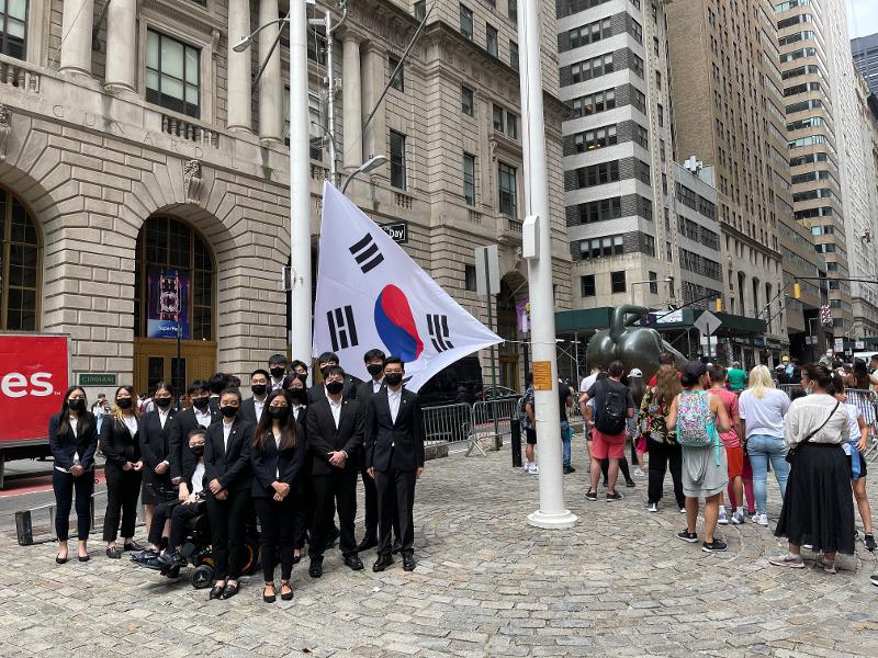 Thanh niên Hàn kéo cờ Taegeukgi là một cảnh tượng huyền thoại và đẹp đến lạ khi bạn nhìn thấy họ kéo cờ cùng nhịp độ theo âm nhạc rèn luyện của những diễn viên trẻ người Hàn Quốc. Sự kiên nhẫn, sức mạnh và tinh thần đoàn kết của họ sẽ truyền đạt cho bạn những giá trị đích thực về tinh thần cộng đồng.