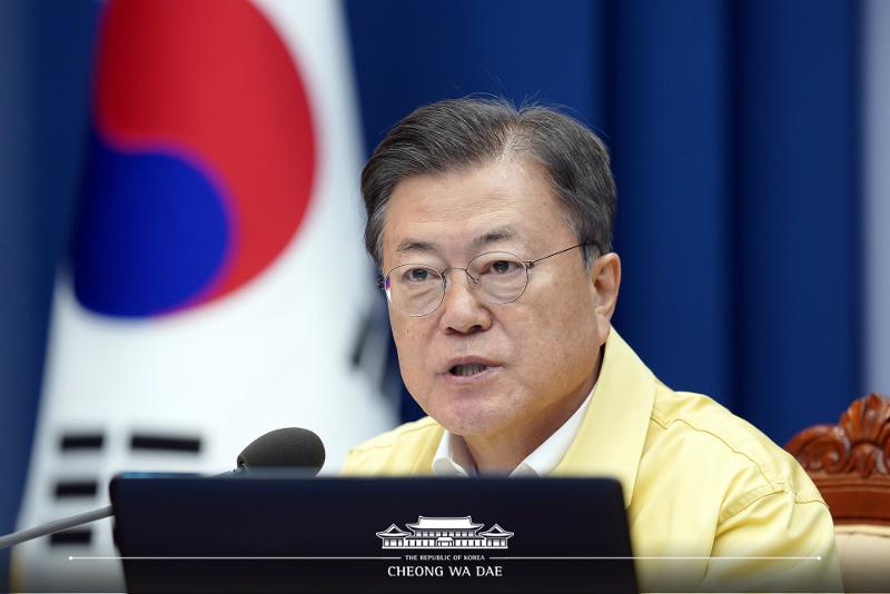 Tổng thống Hàn Quốc Moon Jae-in đã chủ trì phiên họp đặc biệt kiểm tra công tác phòng chống dịch Covid-19 được tổ chức tại Phủ Tổng thống Hàn Quốc (Nhà Xanh). (Ảnh: Trang Facebook chính thức của Phủ Tổng thống Hàn Quốc)