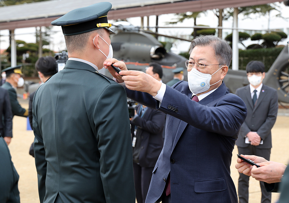 Tổng thống Hàn Quốc Moon Jae-in vào ngày 28/2 đã trao quân hàm cho các sĩ quan mới được bổ nhiệm trong lễ tốt nghiệp lần thứ 57 được tổ chức ở Học viện Lục quân Hàn Quốc tại thành phố Yeongcheon, tỉnh Gyeongsangbuk-do. 