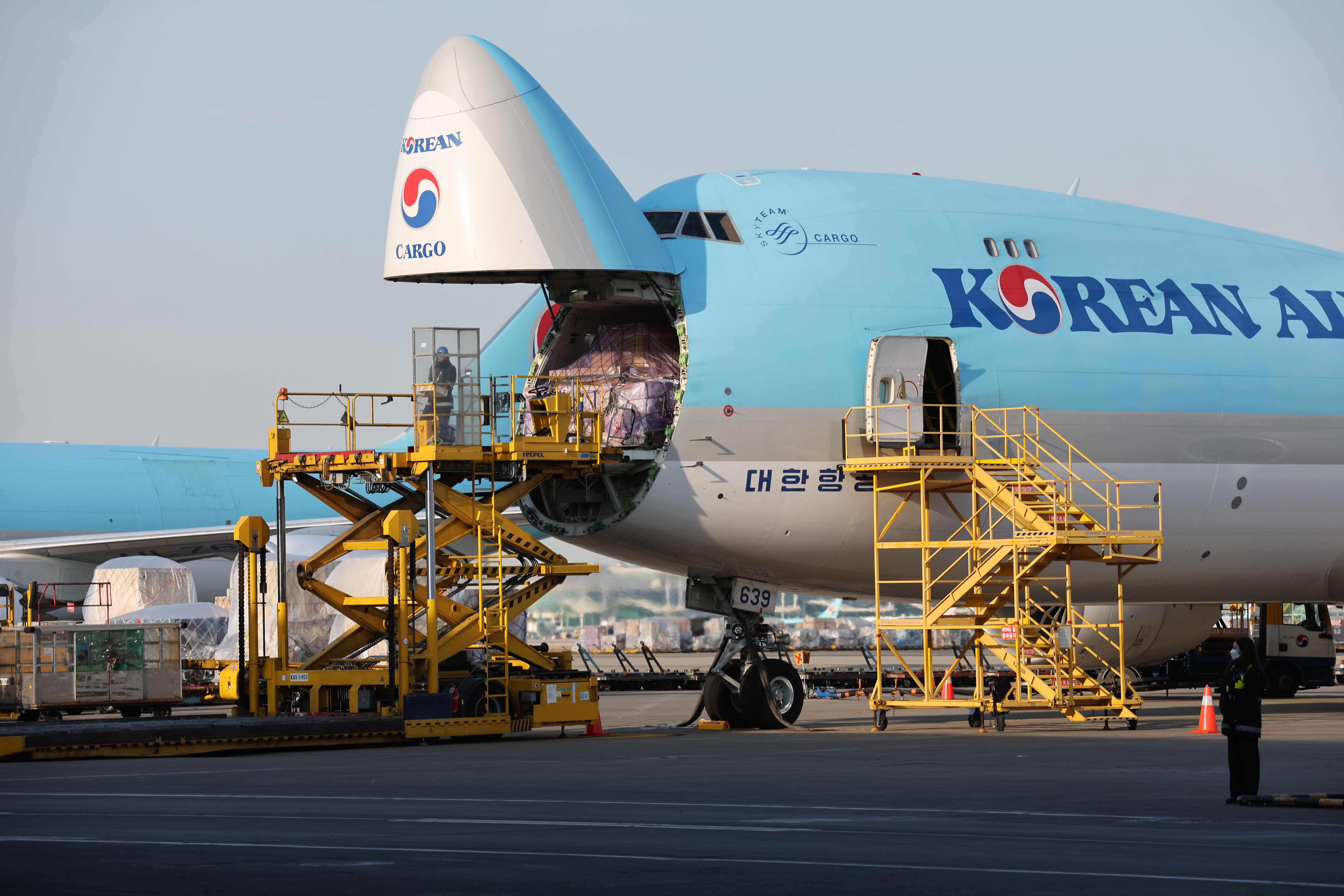 Ảnh trên chụp máy bay KE529 chở hàng hóa xuất khẩu đến thành phố Frankfurt (Đức) của hãng hàng không Korean Air tại nhà ga hàng hóa của Sân bay quốc tế Incheon vào ngày 1/1/2022. (Ảnh: Yonhap News) 
