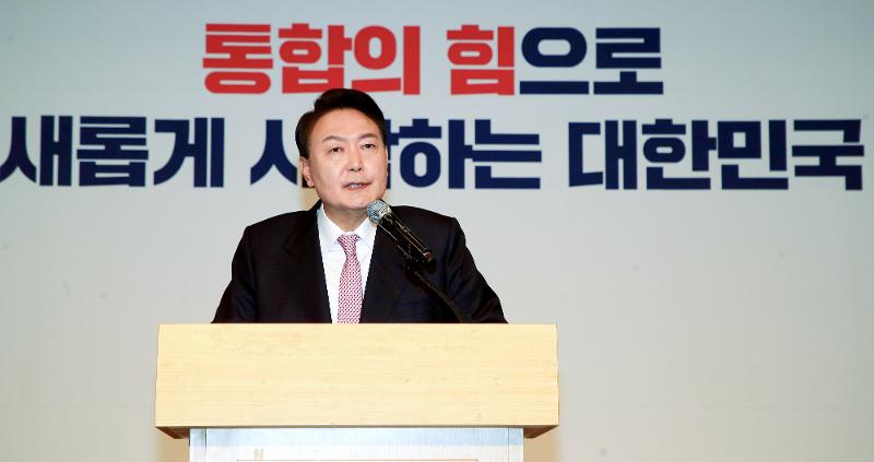Tổng thống đắc cử Yoon Suk Yeol sáng 10/3 tổ chức họp báo tại Quốc hội ở Yeouido thuộc quận Yeongdeungpo-gu của thủ đô Seoul sau khi giành chiến thắng trong cuộc bầu cử tổng thống lần thứ 20 của Hàn Quốc. (Ảnh: Yonhap News)