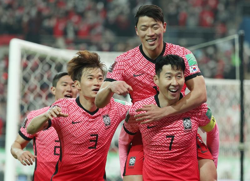 Trong vòng loại cuối cùng của World Cup 2022 khu vực châu Á tại Sân vận động World Cup Seoul ở quận Mapo-gu (Seou), cầu thủ Son Heung-min đã ăn mừng sau khi ghi bàn mở tỷ số cho đội bóng đá quốc gia Hàn Quốc. (Ảnh: Yonhap News)