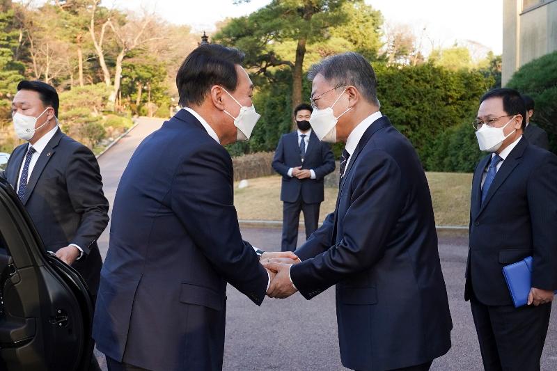 Tổng thống đương nhiệm Hàn Quốc Moon Jae-in đã chào đón Tổng thống đắc cử Hàn Quốc Yoon Suk Yeol tại Phủ Tổng thống Hàn Quốc (Nhà Xanh) và có bữa tiệc tối tại Sangchunjae vào chiều ngày 28/3/2022. (Ảnh: Yonhap News) 