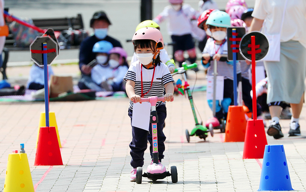 Trẻ em vào sáng ngày 12 tháng 4 học cách đi xe trượt Scooter tại quảng trường phía trước Sân vận động Daegu ở quận Suseong-gu, thành phố Daegu.
