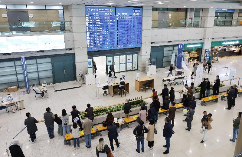 Hãng tin CNN (Mỹ) cho biết tỷ lệ tử vong tương đối thấp của Hàn Quốc do Covid-19 là nhờ tỷ lệ tiêm chủng vắc xin cao hơn. Ảnh trên cho thấy sảnh đến của Nhà ga hành khách số 1 của Sân bay quốc tế Incheon vào sáng ngày 3/4/2022. (Ảnh: Yonhap News) 