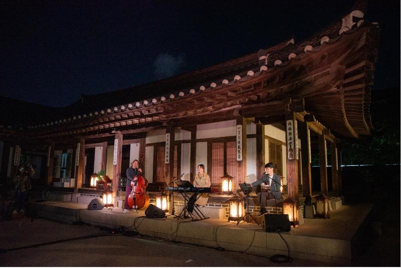 Làng Hanok Namsangol từ ngày 6 tháng 5 đến ngày 8 tháng 7 sẽ tổ chức các buổi hòa nhạc nhỏ tại ngôi nhà truyền thống vào tối thứ Sáu hàng tuần. (Ảnh: Chính quyền thành phố Seoul)