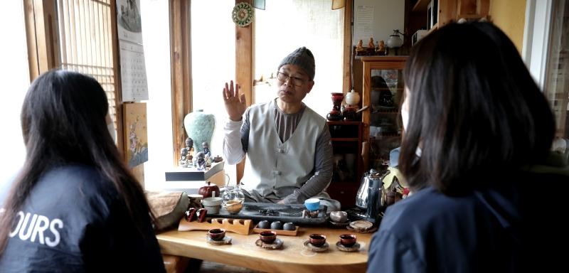 Các nhân viên của cổng thông tin điện tử Korea.net đã có một cuộc trò chuyện với nhà sư Phật giáo Jibong tại đền Geumwangsa. (Ảnh: Lee Jun Young / Korea.net)