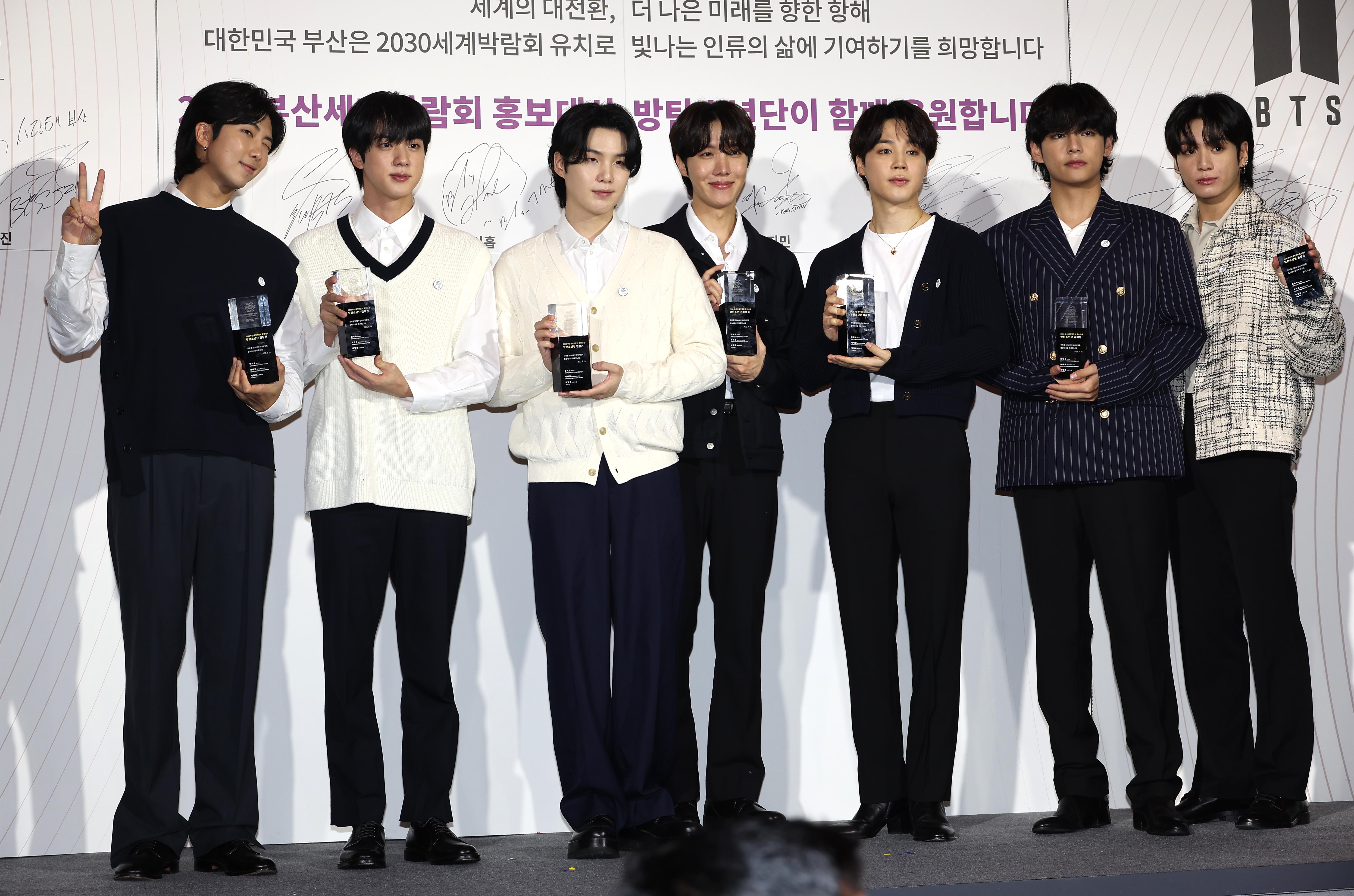 Các thành viên của nhóm nhạc BTS chụp ảnh kỷ niệm tại lễ bổ nhiệm Đại sứ quảng bá cho Triển lãm Thế giới 2030 (World Expo 2030) ở trụ sở của công ty giải trí HYBE, quận Yongsan-gu, thủ đô Seoul. (Ảnh: Yonhap News) 