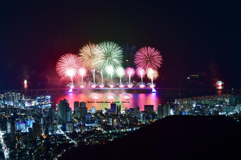 Một cảnh chụp Lễ hội pháp hoa Busan lần thứ 14 từ núi Hwangryeongsan vào năm 2018. (Ảnh: Ban tổ chức Lễ hội Văn hóa và Du lịch Busan)