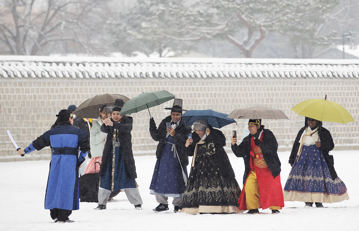 Hanbok - bộ trang phục truyền thống của dân tộc Hàn Quốc, chắc chắn sẽ đưa bạn trở lại thời kỳ hoàng kim của văn hóa Hàn Quốc. Được may bằng sợi lụa cao cấp và được trang trí bằng những họa tiết phù hợp với từng giai đoạn lịch sử, Hanbok là món quà tuyệt vời cho bạn khám phá nét đẹp văn hóa Hàn.