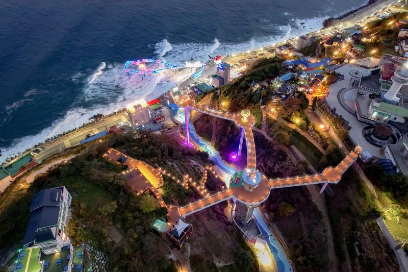 Dojjaebigol Sky Valley nằm ở thành phố Donghae, tỉnh Gangwon-do (Hàn Quốc) lần đầu tiên lọt vào danh sách Top 100 địa điểm du lịch hấp dẫn nhất Hàn Quốc. “Dojjaebi” là một phương ngữ cho từ “Dokkaebi” (yêu tinh). (Ảnh: Dodream / Tổng cục Du lịch Hàn Quốc) 