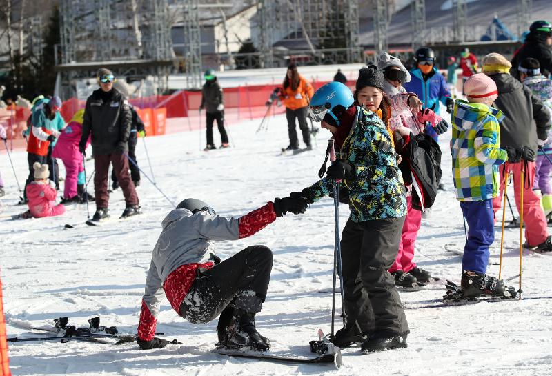 Du khách đang học trượt tuyết ở bãi trượt tuyết Yongpyeong, huyện Pyeongchang-gun, tỉnh Gangwon-do. (Ảnh: Yonhap News)