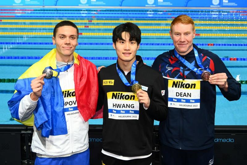  Hwang Sun-woo, vận động viên giành huy chương vàng (giữa) đã chụp ảnh tại lễ trao giải cùng với David Popovic (Romania, trái), người giành huy chương bạc và Tom Dean (Anh), người huy chương đồng trong Giải vô địch bơi lội thế giới 2022. (Ảnh: Twitter chính thức của Liên đoàn bơi lội quốc tế) 