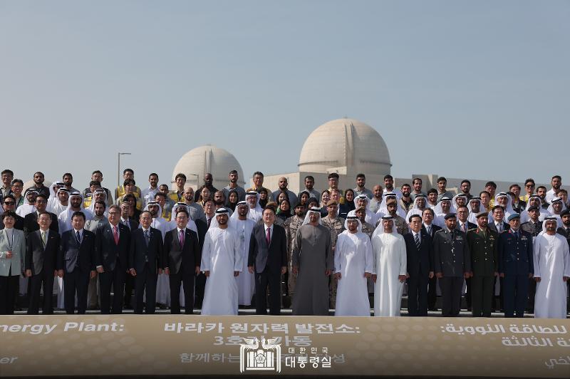 Tổng thống Hàn Quốc Yoon Suk Yeol và Tổng thống Các Tiểu vương quốc Ả Rập Thống nhất (UAE) Mohammed bin Zayed Al Nahyan chụp ảnh kỷ niệm tại lễ khánh thành lò phản ứng điện hạt nhân thứ 3 của Nhà máy điện hạt nhân Barakah, thành phố Abu Dhabi, UAE vào ngày 16/01 (giờ UAE). (Ảnh: Trang Facebook chính thức của Văn phòng Tổng thống Hàn Quốc) 