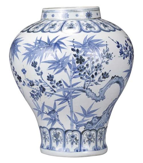 Tác phẩm “Gốm sứ trắng xanh, họa tiết mận và tre” (White Porcelain Jar with Plum and Bamboo Design in Underglaze Cobalt Blue) được trưng bày trong triển lãm “Gốm sứ trắng Joseon, Quân Tử Chí Hướng (君子志向)”. (Ảnh: Bảo tàng Nghệ thuật Leeum)