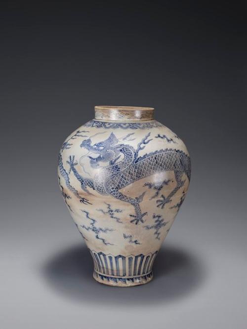 Tác phẩm “Gốm sứ trắng xanh, họa tiết mây và rồng” (White Porcelain Jar with Cloud and Dragon Design in Underglaze Cobalt Blue) được trưng bày trong triển lãm “Gốm sứ trắng Joseon, Quân Tử Chí Hướng (君子志向)”. (Ảnh: Bảo tàng Nghệ thuật Leeum)
